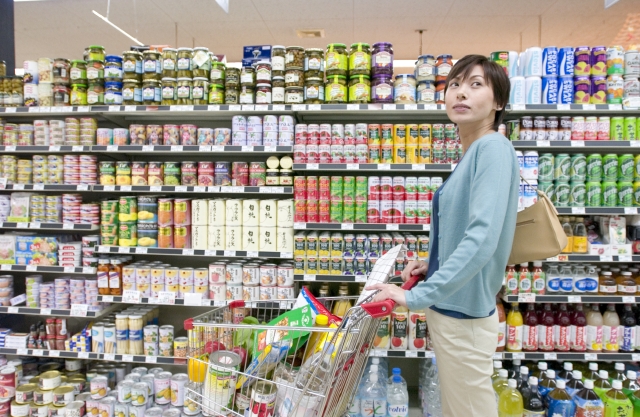 人物 日本人 女性 代 30代 1人 屋内 店 スーパー 上半身 横向き ショッピング フォト作品紹介 イラスト 写真のストックフォトwaha ワーハ