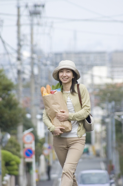 イラスト＆写真のストックフォトwaha（ワーハ）　人物、日本人、女性、20代、30代、1人、屋外、町、ショッピング、上半身、正面、住宅街、歩く、町並、町並み　w1-3465bv