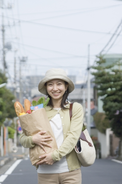 イラスト＆写真のストックフォトwaha（ワーハ）　人物、日本人、女性、20代、30代、1人、屋外、町、ショッピング、上半身、正面、住宅街、フランスパン、町並み、町並、笑顔、笑い、笑う、スマイル、電車、こども、子ども、子供　w1-3469b