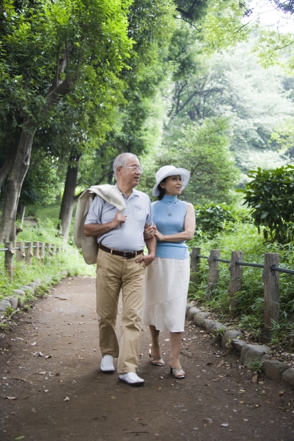 イラスト＆写真のストックフォトwaha（ワーハ）　人物、日本人、男性、女性、夫婦、シニア、2人、屋外、公園、歩く、手をつなぐ、全身、散歩、さんぽ　w1-3840bv