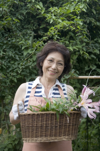 イラスト＆写真のストックフォトwaha（ワーハ）　人物、日本人、女性、シニア、1人、屋外、庭、ガーデニング、鉢植え、持つ、植物、上半身、正面　w1-3906bv