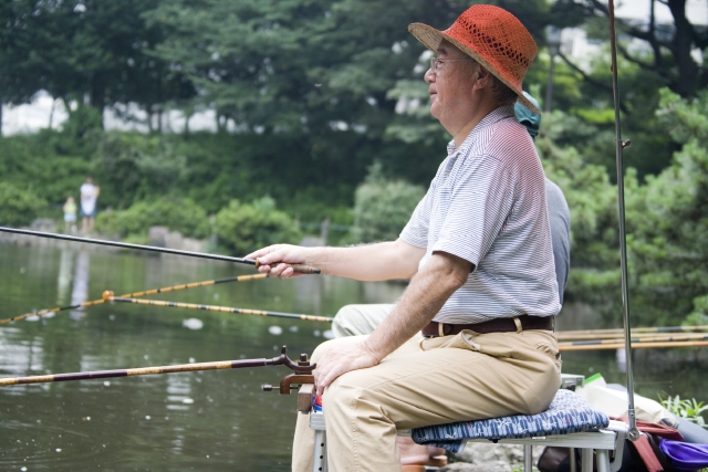 イラスト＆写真のストックフォトwaha（ワーハ）　人物、日本人、男性、シニア、1人、屋外、川、公園、趣味、釣り、横向き、帽子、待つ、しゅみ、趣味、ホビー、池、湖、電車、こども、子ども、子供　w1-3942bv