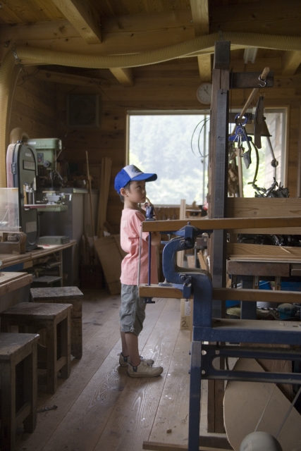 人物 日本人 子供 男の子 1人 屋内 全身 見る 横向き 工場 フォト作品紹介 イラスト 写真のストックフォトwaha ワーハ カンプデータは無料