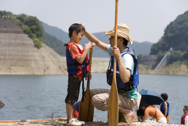 イラスト＆写真のストックフォトwaha（ワーハ）　人物、日本人、親子、父、子供、息子、男の子、2人、屋外、川、カヌー、レジャー、横向き、アウトドア、船、ふね、自然　w1-4016bv