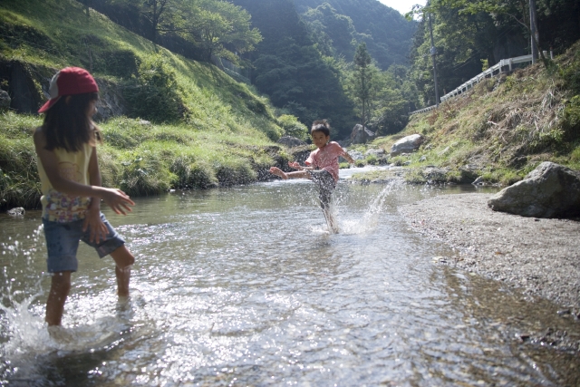 イラスト＆写真のストックフォトwaha（ワーハ）　人物、日本人、子供、男の子、女の子、2人、屋外、川、遊ぶ、レジャー、アウトドア、自然、水遊び、あそび、遊び、遊ぶ、あそぶ　w1-4024bv