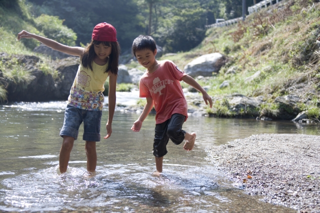 イラスト＆写真のストックフォトwaha（ワーハ）　人物、日本人、子供、男の子、女の子、2人、屋外、川、遊ぶ、レジャー、正面、アウトドア、自然、水遊び、あそび、遊び、遊ぶ、あそぶ　w1-4028bv