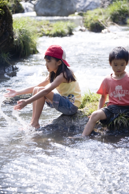 イラスト＆写真のストックフォトwaha（ワーハ）　人物、日本人、子供、男の子、女の子、2人、屋外、川、遊ぶ、レジャー、夏、アウトドア、自然、水遊び、あそび、遊び、遊ぶ、あそぶ、季節、四季　w1-4040bv