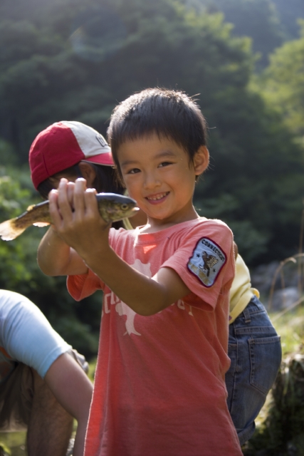 イラスト＆写真のストックフォトwaha（ワーハ）　人物、日本人、子供、男の子、女の子、2人、屋外、川、遊ぶ、レジャー、持つ、魚、アウトドア、自然、水遊び、あそび、遊び、遊ぶ、あそぶ　w1-4056bv