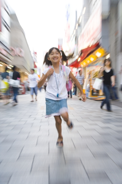 イラスト＆写真のストックフォトwaha（ワーハ）　人物、日本人、子供、学生、小学生、女の子、1人、屋外、町、塾、走る、ブレ、街並、街並み　w1-4089bv