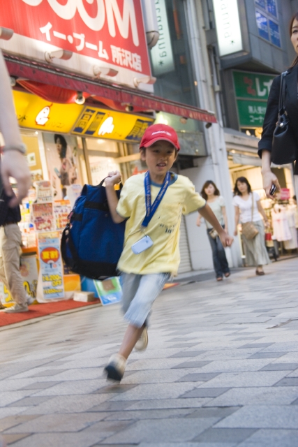 イラスト＆写真のストックフォトwaha（ワーハ）　人物、日本人、子供、学生、小学生、男の子、1人、屋外、町、塾、走る、ブレ、街並、街並み　w1-4102bv