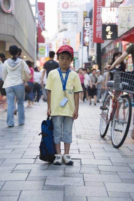 イラスト＆写真のストックフォトwaha（ワーハ）　人物、日本人、子供、学生、小学生、男の子、1人、屋外、街、町、塾、全身、正面、ポートレート、街並、街並み　w1-4110bv