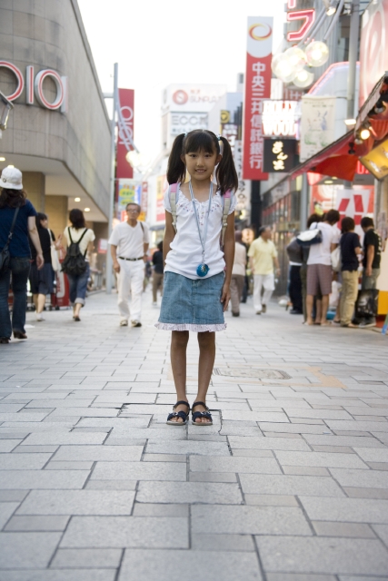 イラスト＆写真のストックフォトwaha（ワーハ）　人物、日本人、子供、学生、小学生、女の子、1人、屋外、街、町、全身、正面、ポートレート、街並、街並み　w1-4111bv