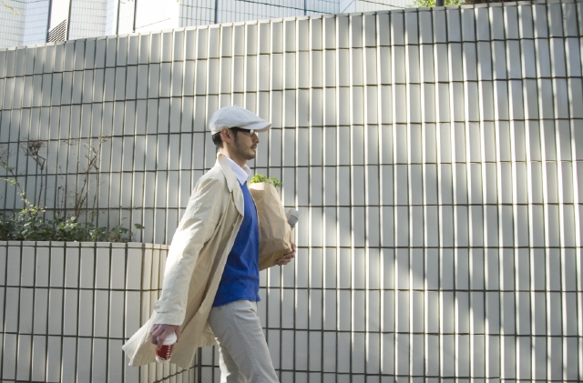 人物 日本人 男性 代 30代 1人 屋外 町 住宅街 歩く ショッピング 上半身 横向き フォト作品紹介 イラスト 写真のストックフォトwaha ワーハ カンプデータは無料