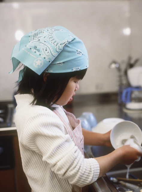 人物 日本人 子供 女の子 1人 屋内 住宅 家 キッチン 家事 皿 食器 横向き エプロン 真剣 手伝い おてつだい てつだい 皿洗い 電車 こども 子ども 子供 フォト作品紹介 イラスト 写真のストックフォトwaha ワーハ カンプデータは無料