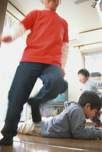 イラスト＆写真のストックフォトwaha（ワーハ）　人物、日本人、子供、男の子、兄弟、友達、3人、グループ、屋内、住宅、リビング、子供部屋、遊ぶ、走る、元気、楽しい、ローアングル、ブレ、あそぶ、遊ぶ、あそび、遊び、集合　w1-4462bv