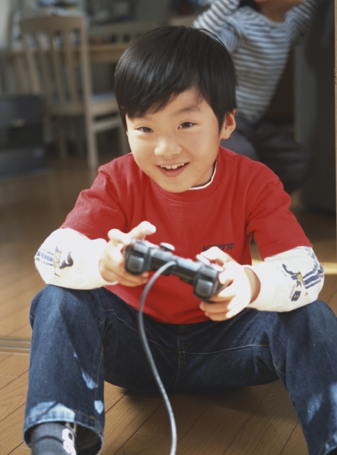 イラスト＆写真のストックフォトwaha（ワーハ）　人物、日本人、子供、男の子、1人、屋内、住宅、リビング、子供部屋、遊ぶ、テレビ、ゲーム、楽しい、真剣、正面、上半身、あそぶ、遊ぶ、あそび、遊び　w1-4465bv