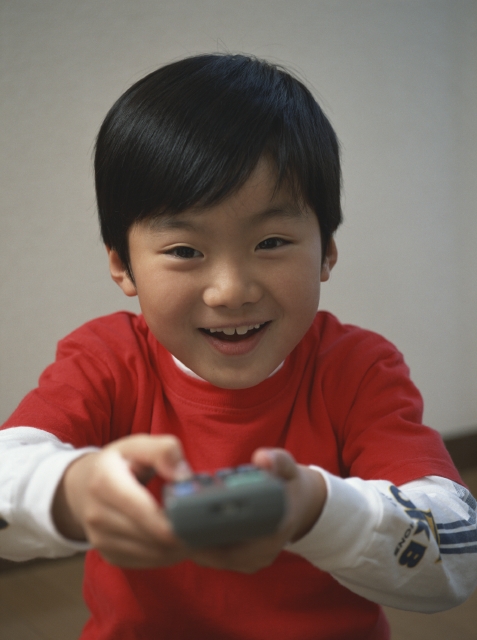 イラスト＆写真のストックフォトwaha（ワーハ）　人物、日本人、子供、男の子、1人、屋内、住宅、リビング、子供部屋、テレビ、正面、アップ、顔、笑顔、あそぶ、遊ぶ、あそび、遊び、笑顔、笑い、笑う、スマイル　w1-4474bv