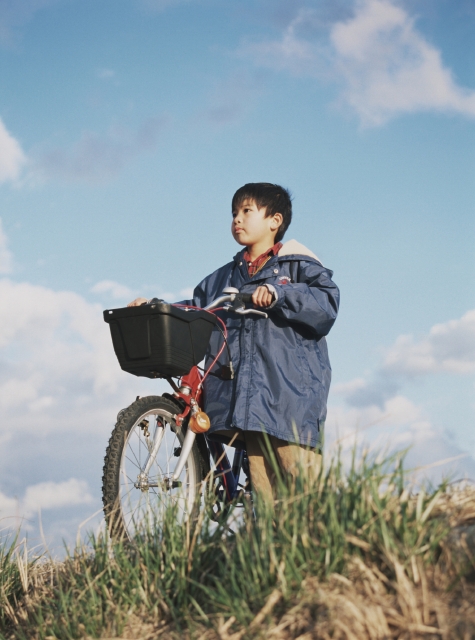 イラスト＆写真のストックフォトwaha（ワーハ）　人物、日本人、子供、男の子、学生、小学生、1人、屋外、土手、草原、秋、冬、自転車、考える、見上げる、成長、夢、未来、青春、青空、ローアングル、季節、四季　w1-4476bv