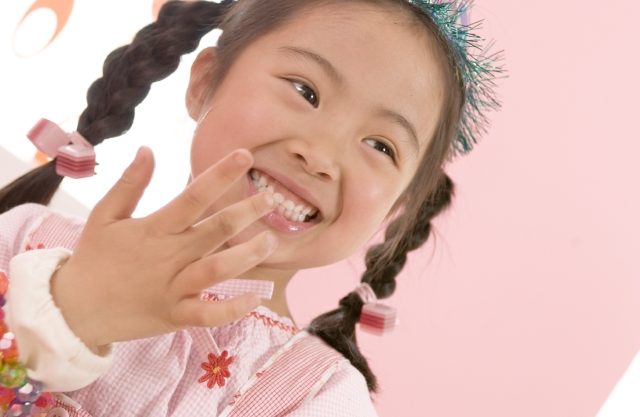 イラスト＆写真のストックフォトwaha（ワーハ）　人物、日本人、子供、女の子、1人、屋内、住宅、家、子供部屋、パーティー、元気、楽しい、正面、笑顔、顔、アップ、ギフト、贈り物、笑顔、笑い、笑う、スマイル、行事　w1-4584bv