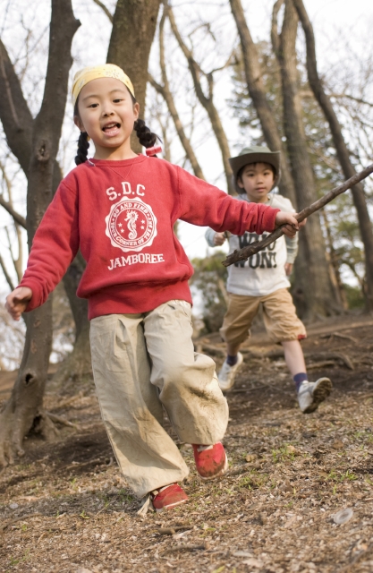 イラスト＆写真のストックフォトwaha（ワーハ）　人物、日本人、子供、男の子、女の子、友達、2人、屋外、公園、森、秋、冬、遊ぶ、元気、楽しい、走る、正面、全身、あそぶ、遊ぶ、あそび、遊び、季節、四季　w1-4650bv