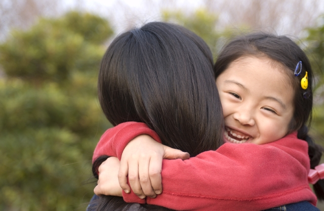 人物 日本人 家族 親子 子供 女の子 2人 屋外 公園 喜ぶ 笑顔 正面 顔 アップ 愛情 笑顔 笑い 笑う スマイル フォト作品紹介 イラスト 写真のストックフォトwaha ワーハ カンプデータは無料
