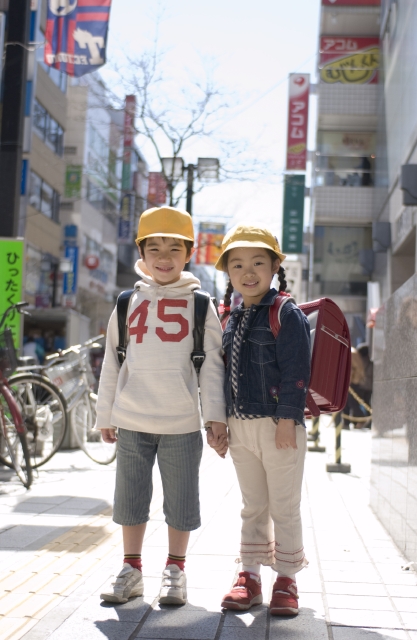 人物 日本人 学生 小学生 男の子 女の子 友達 2人 屋外 町 通学 登校 下校 正面 手をつなぐ 全身 こども 子ども 子供 フォト作品紹介 イラスト 写真のストックフォトwaha ワーハ