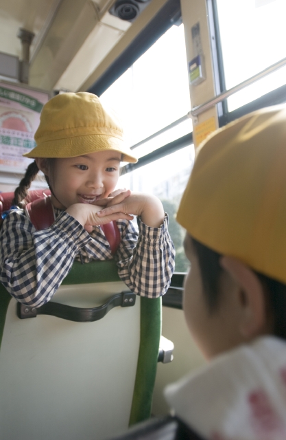 イラスト＆写真のストックフォトwaha（ワーハ）　人物、日本人、学生、小学生、女の子、友達、2人、屋外、車内、乗り物、バス、通学、登校、下校、会話、こども、子ども、子供、車内　w1-4673bv