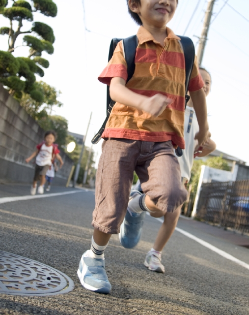 イラスト＆写真のストックフォトwaha（ワーハ）　人物、日本人、学生、小学生、男の子、2人、屋外、町、住宅街、通学、登校、下校、走る、ローアングル、ブレ、こども、子ども、子供　w1-4707bv