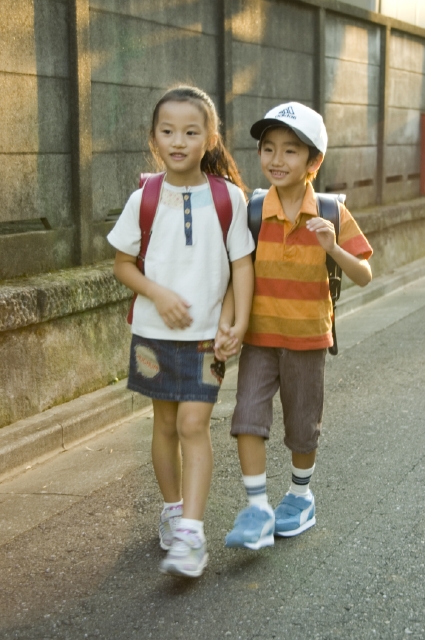 イラスト＆写真のストックフォトwaha（ワーハ）　人物、日本人、学生、小学生、男の子、女の子、友達、2人、屋外、町、住宅街、通学、登校、下校、手をつなぐ、全身、こども、子ども、子供　w1-4710bv