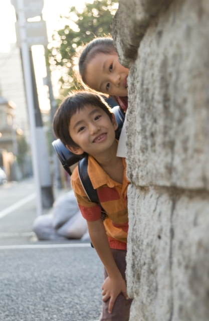 イラスト＆写真のストックフォトwaha（ワーハ）　人物、日本人、学生、小学生、男の子、女の子、友達、2人、屋外、町、住宅街、通学、登校、下校、覗く、こども、子ども、子供　w1-4714bv