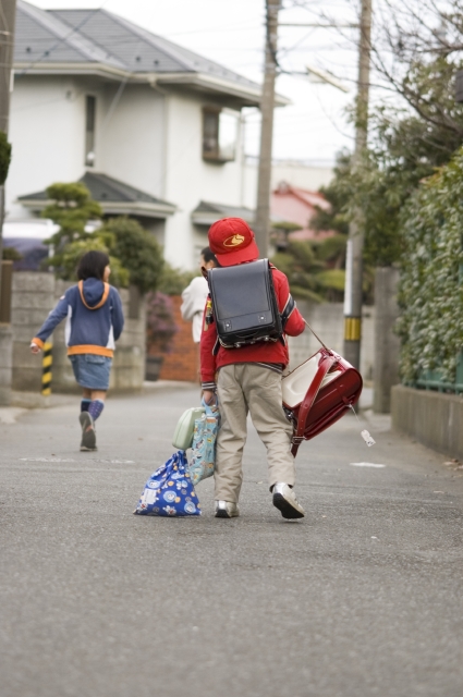 人物 日本人 学生 小学生 男の子 女の子 グループ 友達 3人 屋外 町 住宅街 遊ぶ 通学 下校 全身 後ろ姿 あそぶ 遊ぶ あそび 遊び こども 子ども 子供 集合 後姿 後ろ姿 うしろ姿 背中 フォト作品紹介 イラスト 写真のストックフォト