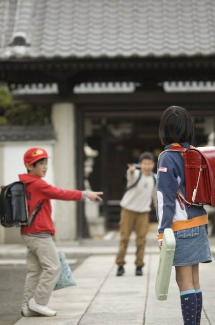 イラスト＆写真のストックフォトwaha（ワーハ）　人物、日本人、学生、小学生、男の子、女の子、グループ、友達、3人、屋外、神社、遊ぶ、通学、下校、全身、後ろ姿、あそぶ、遊ぶ、あそび、遊び、こども、子ども、子供、集合、後姿、後ろ姿、うしろ姿、背中　w1-4729bv