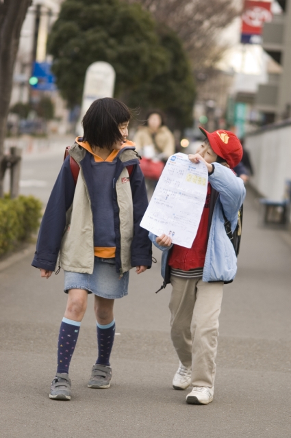 人物 日本人 学生 小学生 男の子 女の子 友達 2人 屋外 町 住宅街 通学 歩く 下校 こども 子ども 子供 フォト作品紹介 イラスト 写真のストックフォトwaha ワーハ カンプデータは無料