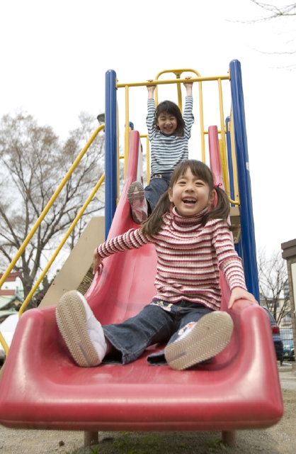 人物 日本人 子供 女の子 姉妹 友達 2人 屋外 公園 遊ぶ 全身 元気 楽しい 正面 笑顔 あそぶ 遊ぶ あそび 遊び 笑顔 笑い 笑う スマイル フォト作品紹介 イラスト 写真のストックフォトwaha ワーハ カンプデータは無料