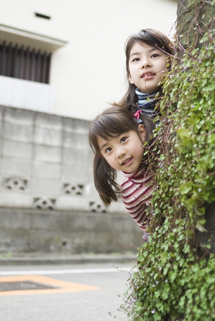 イラスト＆写真のストックフォトwaha（ワーハ）　人物、日本人、子供、学生、小学生、女の子、友達、2人、屋外、町、住宅街、通学、登校、下校、覗く　w1-4763bv