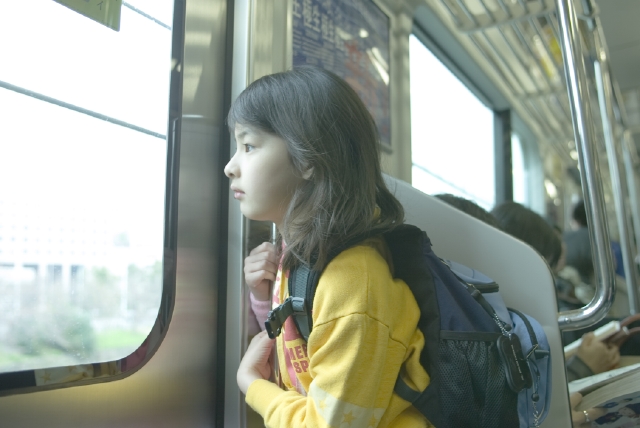 人物 日本人 子供 女の子 1人 屋外 車内 電車 考える 横向き 上半身 車内 車内 フォト作品紹介 イラスト 写真のストックフォトwaha ワーハ