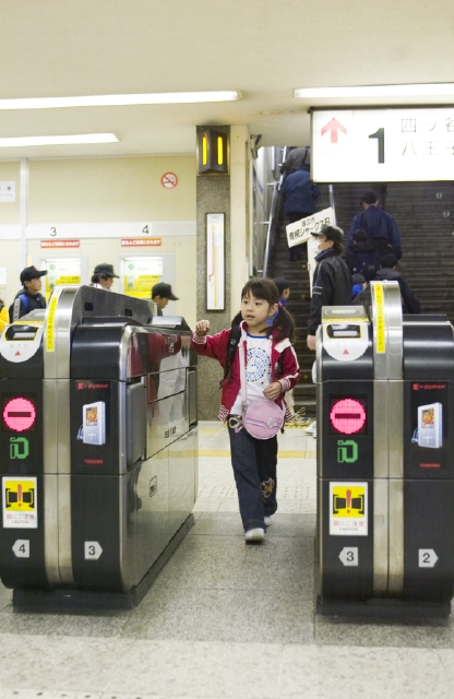 人物 日本人 子供 女の子 1人 屋外 駅 歩く 正面 全身 旅行 フォト作品紹介 イラスト 写真のストックフォトwaha ワーハ カンプデータは無料