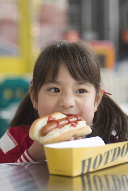 イラスト＆写真のストックフォトwaha（ワーハ）　人物、日本人、子供、女の子、1人、屋外、屋内、遊園地、店、カフェ、レストラン、食事、食べる、パン、顔、アップ　w1-4787bv