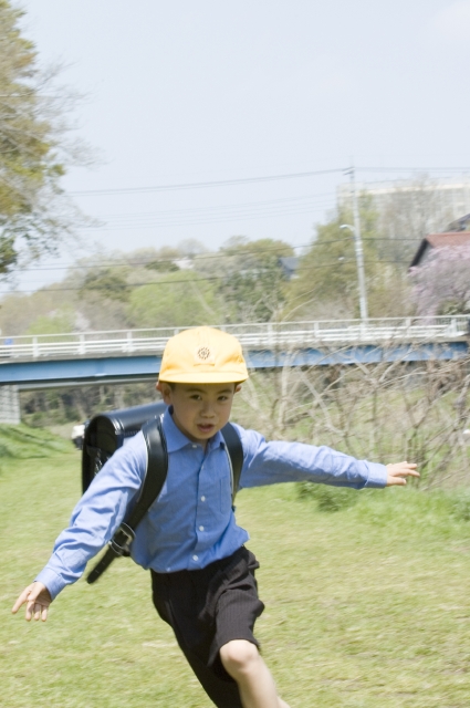 イラスト＆写真のストックフォトwaha（ワーハ）　人物、日本人、学生、小学生、男の子、1人、屋外、公園、町、住宅街、春、入学、通学、登校、下校、走る、元気、正面、上半身、こども、子ども、子供、季節、四季、行事　w1-4851bv