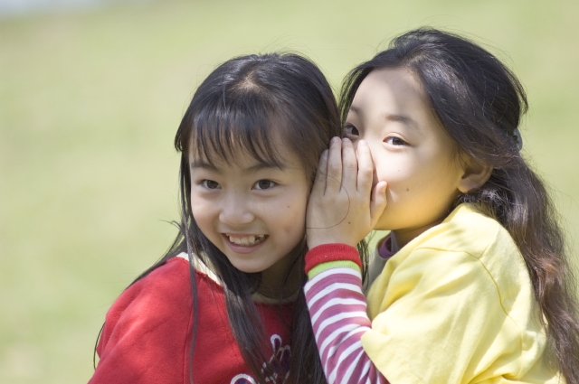 人物 日本人 子供 女の子 友達 2人 公園 耳打ち 笑顔 正面 顔 アップ 会話 笑顔 笑い 笑う スマイル フォト作品紹介 イラスト 写真のストックフォトwaha ワーハ