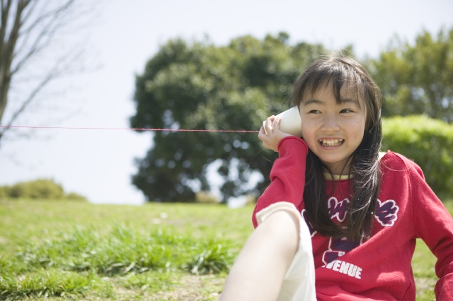 イラスト＆写真のストックフォトwaha（ワーハ）　人物、日本人、子供、女の子、1人、屋外、公園、遊ぶ、糸電話、コミュニケーション、聞く、上半身、あそぶ、遊ぶ、あそび、遊び　w1-4872bv