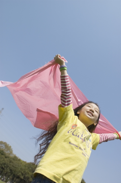 イラスト＆写真のストックフォトwaha（ワーハ）　人物、日本人、子供、女の子、1人、屋外、公園、布、上半身、青空、風、上半身、ローアングル、あそぶ、遊ぶ、あそび、遊び　w1-4875bv