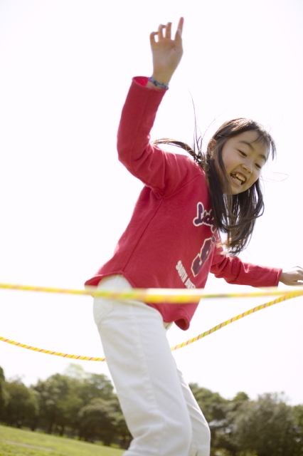 イラスト＆写真のストックフォトwaha（ワーハ）　人物、日本人、子供、女の子、1人、屋外、公園、遊ぶ、上半身、元気、楽しい、ローアングル、あそぶ、遊ぶ、あそび、遊び　w1-4876bv