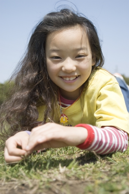 人物 日本人 子供 女の子 1人 屋外 公園 正面 笑顔 顔 アップ ポートレート 笑顔 笑い 笑う スマイル フォト作品紹介 イラスト 写真のストックフォトwaha ワーハ カンプデータは無料