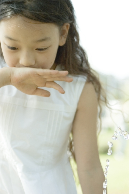 イラスト＆写真のストックフォトwaha（ワーハ）　人物、日本人、子供、女の子、1人、屋外、公園、水、ドレス、季節、四季　w1-4924bv