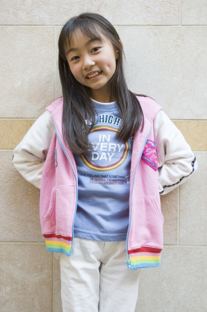人物 日本人 子供 女の子 1人 屋外 正面 上半身 笑顔 ポートレート 笑顔 笑い 笑う スマイル フォト作品紹介 イラスト 写真のストックフォトwaha ワーハ カンプデータは無料