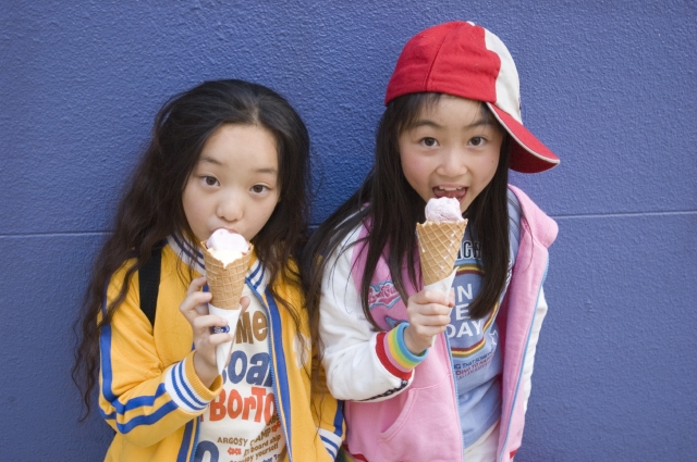 人物 日本人 子供 女の子 友達 2人 屋外 正面 上半身 食べる アイスクリーム 食べる フォト作品紹介 イラスト 写真のストックフォトwaha ワーハ カンプデータは無料