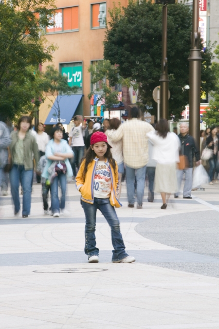 イラスト＆写真のストックフォトwaha（ワーハ）　人物、日本人、子供、女の子、1人、屋外、街、正面、全身、ポーズ、ファッション、ポートレート　w1-4955bv