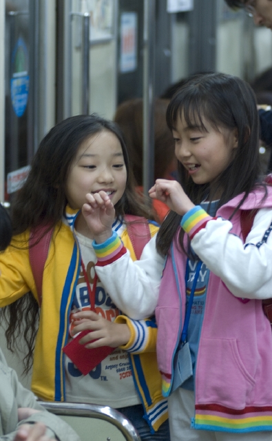 イラスト＆写真のストックフォトwaha（ワーハ）　人物、日本人、子供、学生、小学生、女の子、友達、2人、屋外、車内、電車、通学、登校、下校、会話、車内、車内　w1-4957bv