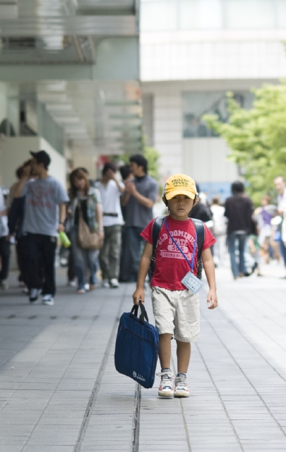 イラスト＆写真のストックフォトwaha（ワーハ）　人物、日本人、学生、小学生、男の子、1人、屋外、町、住宅街、通学、登校、下校、正面、全身、歩く、こども、子ども、子供　w1-4995bv